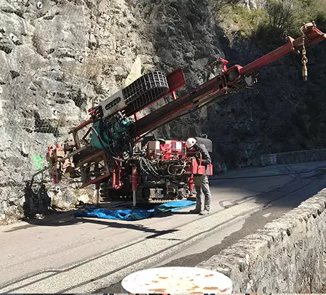 sondage destructif incliné près d'un pont